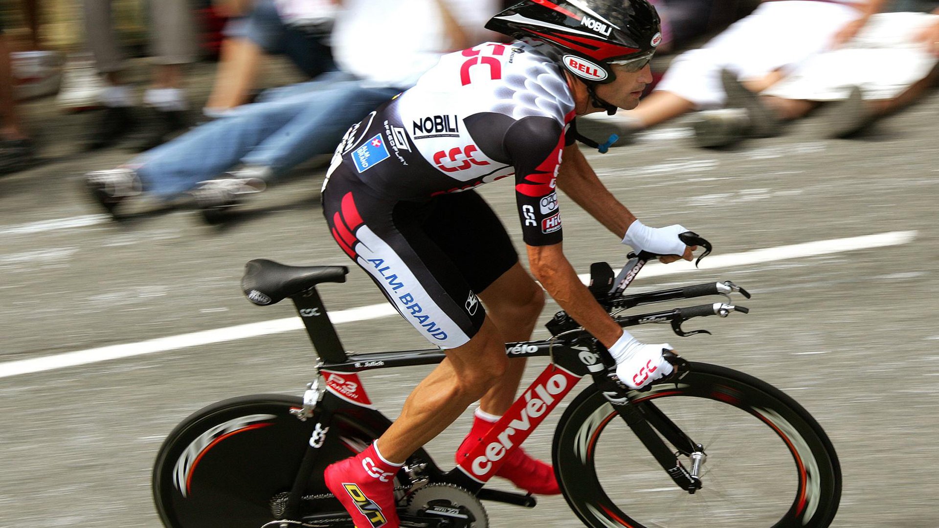 全国机器人足球邀请赛 机械“小球员”配合默契