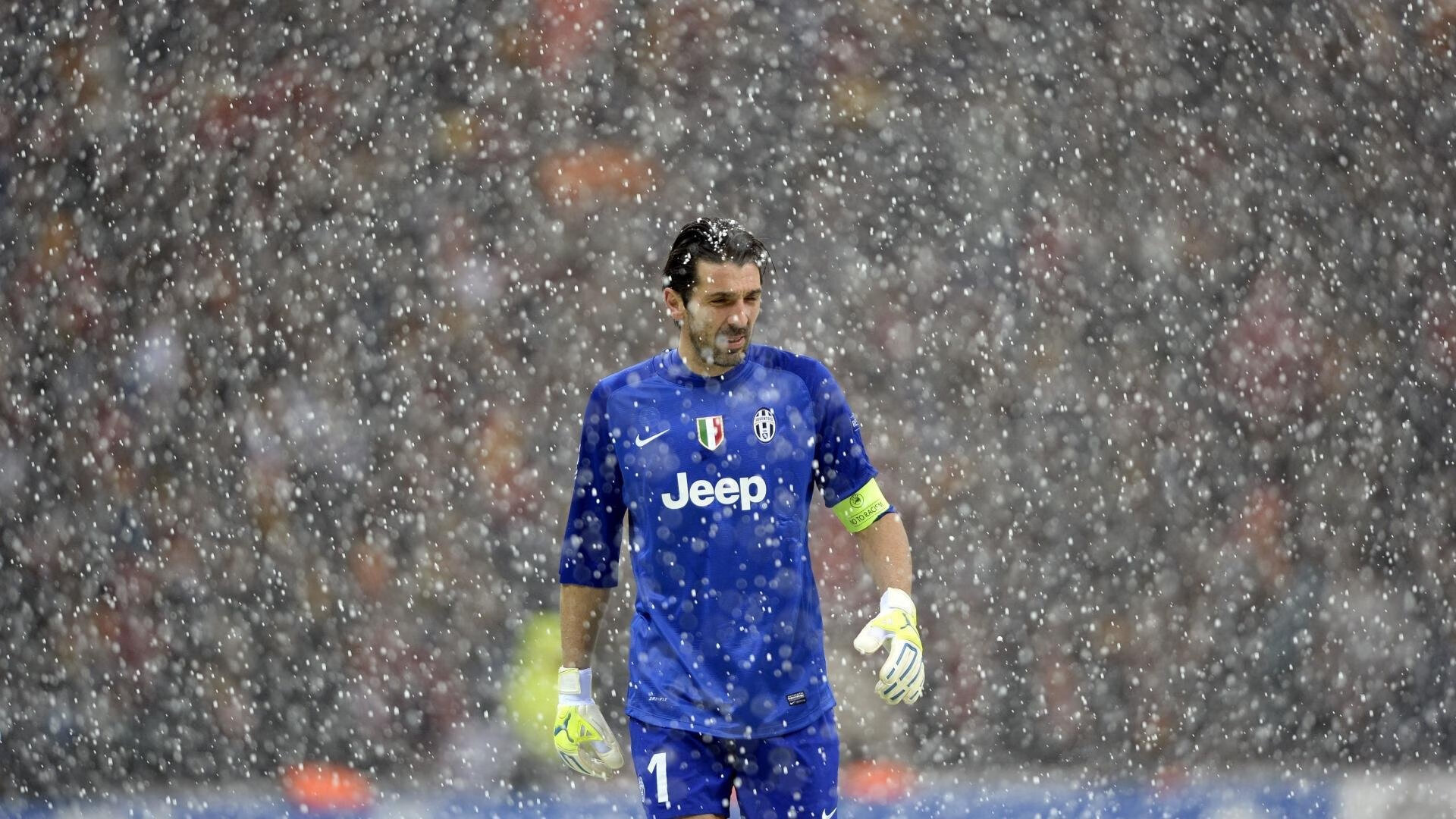 小区广场“花式踢毽子王”争霸赛 居民高手频频亮相